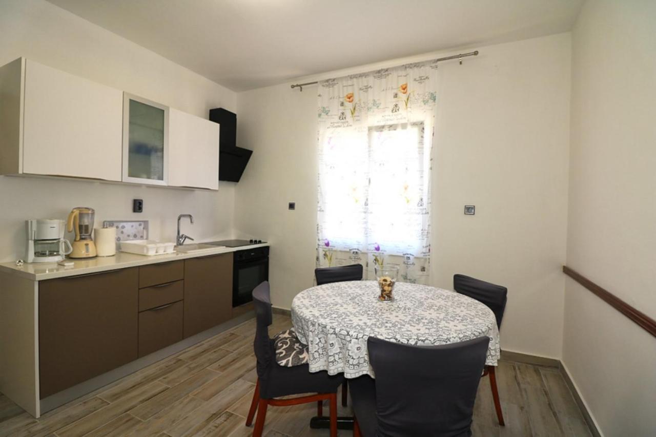 Apartmani Mikin Betina  Exterior foto