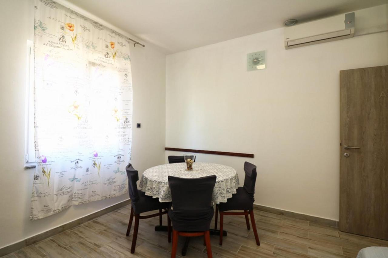 Apartmani Mikin Betina  Exterior foto