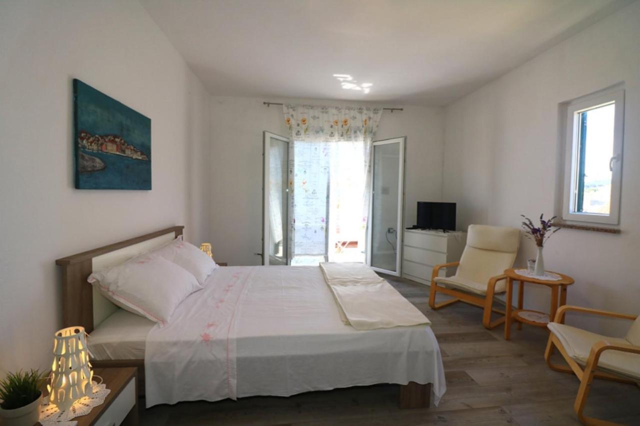 Apartmani Mikin Betina  Exterior foto