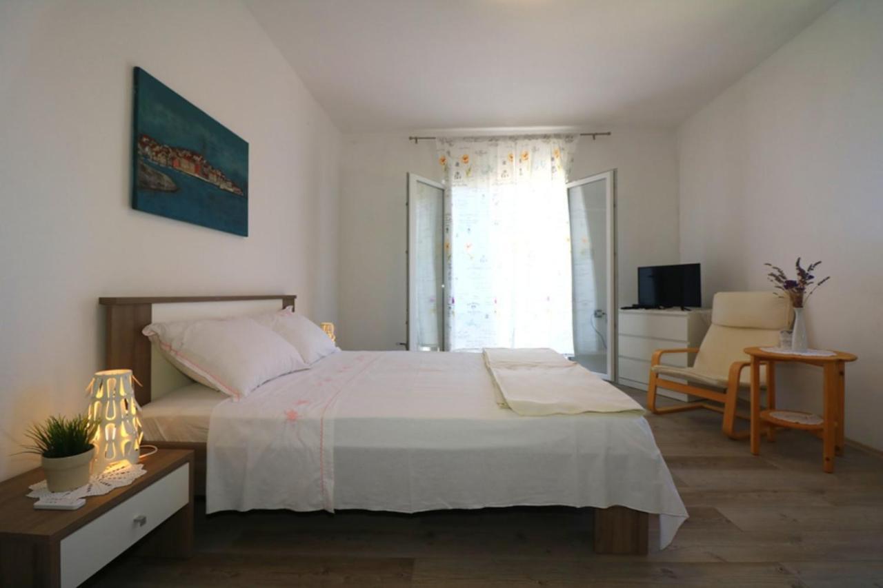 Apartmani Mikin Betina  Exterior foto