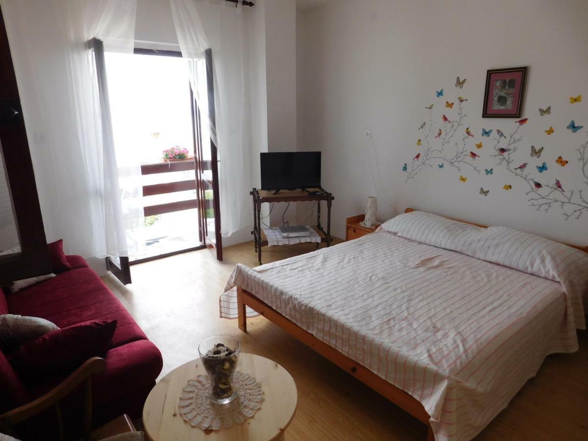 Apartmani Mikin Betina  Exterior foto