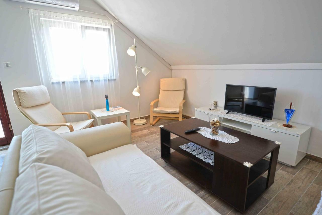 Apartmani Mikin Betina  Exterior foto