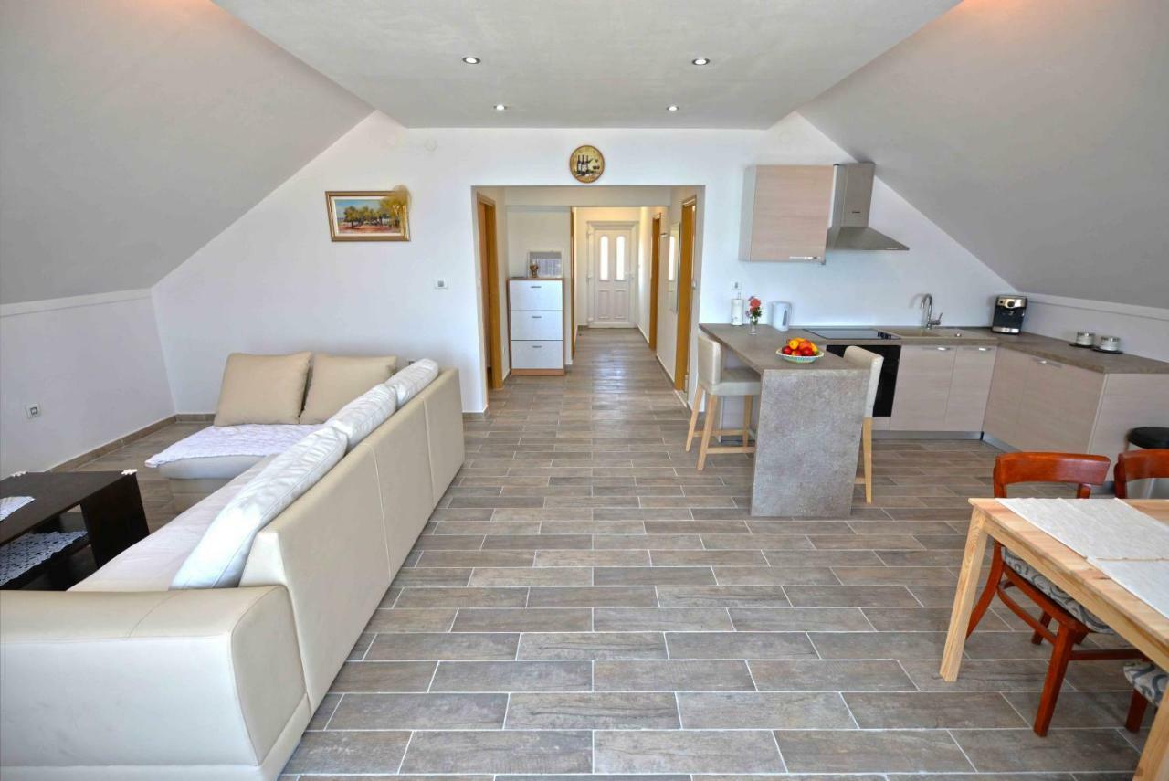 Apartmani Mikin Betina  Exterior foto