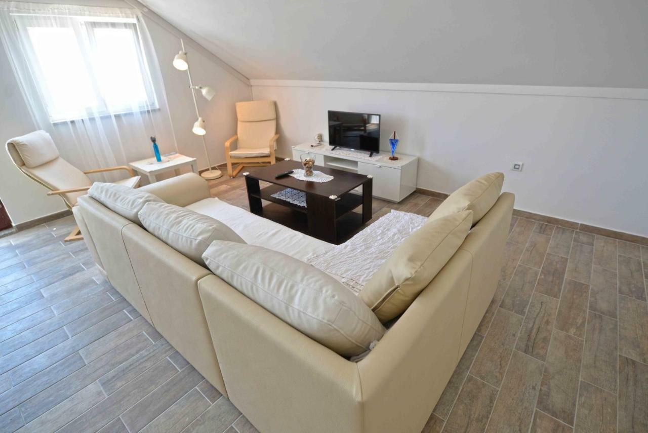 Apartmani Mikin Betina  Exterior foto