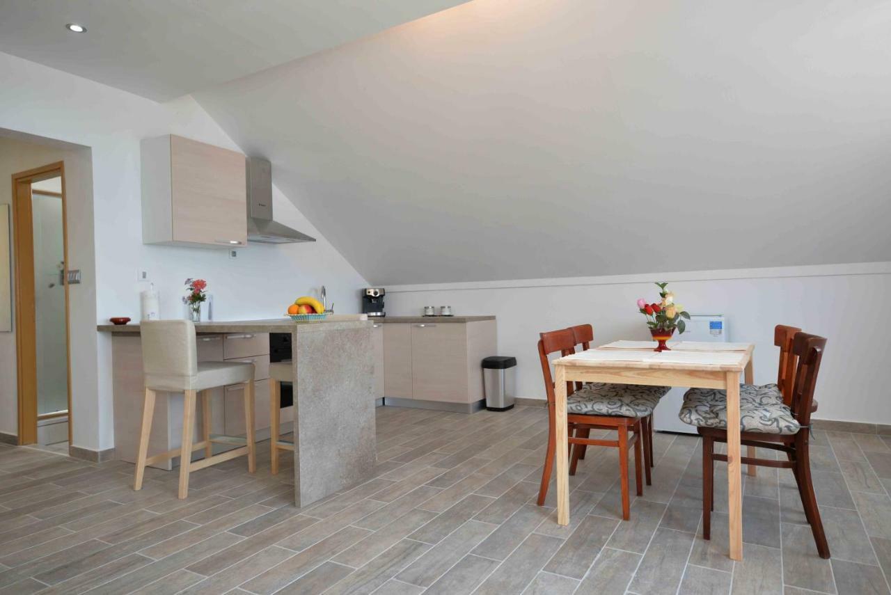 Apartmani Mikin Betina  Exterior foto