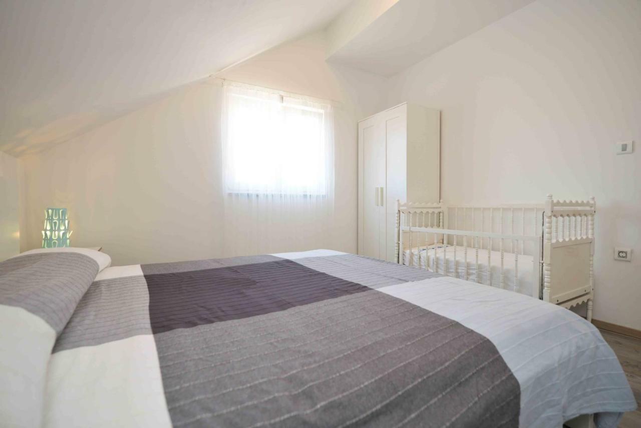 Apartmani Mikin Betina  Exterior foto